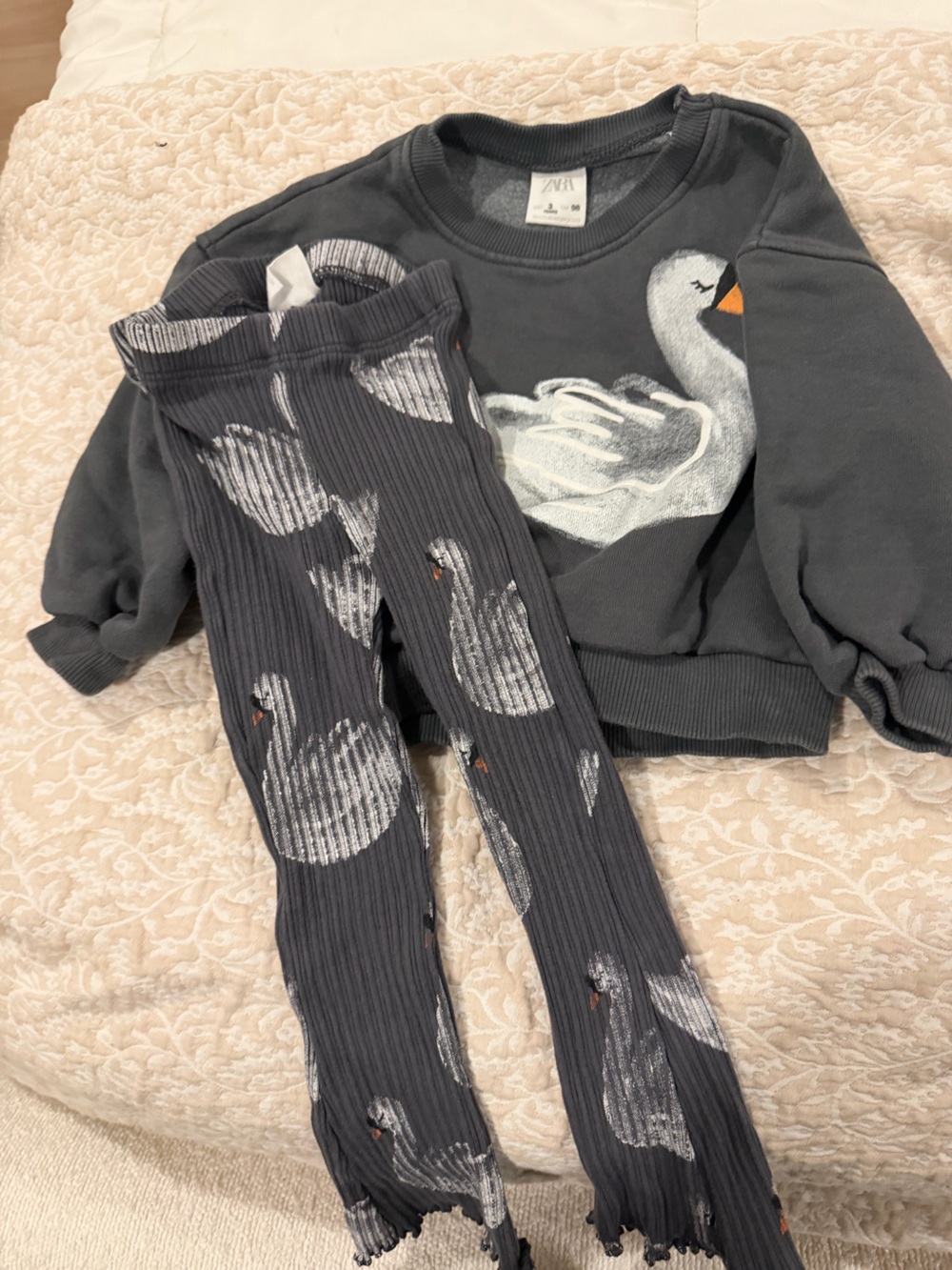 Zara Dark Gray Ribbed Leggings with White Swan Print